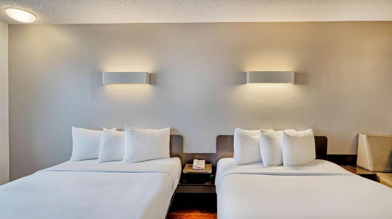 Hotel 6-los Angeles, Ca - Angeles - Lax
